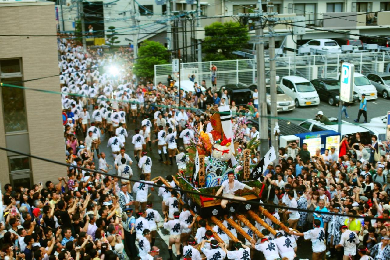 RPJNEWS-Homem morre ao ser atropelado por carro alegórico no festival de Fukuoka