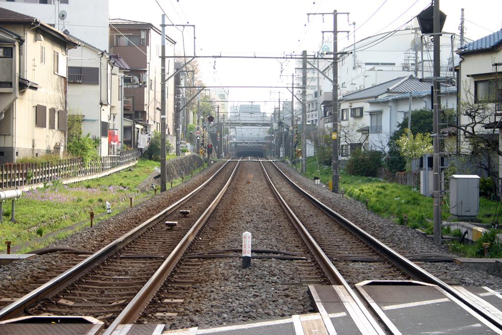 Mulher e Filha Atropeladas por Trem em Aparente Caso de Assassinato-Suicídio