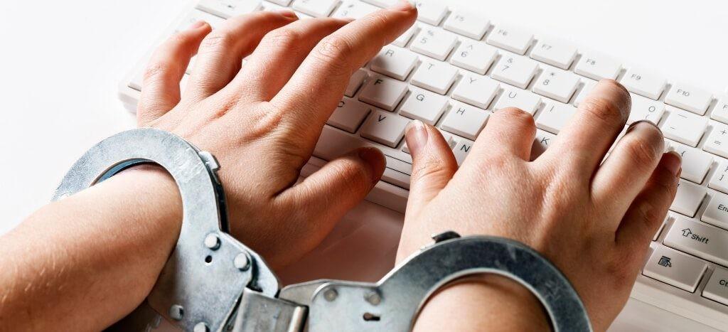 Censura no Brasil: A Controvérsia da Restrição de Contas Populares