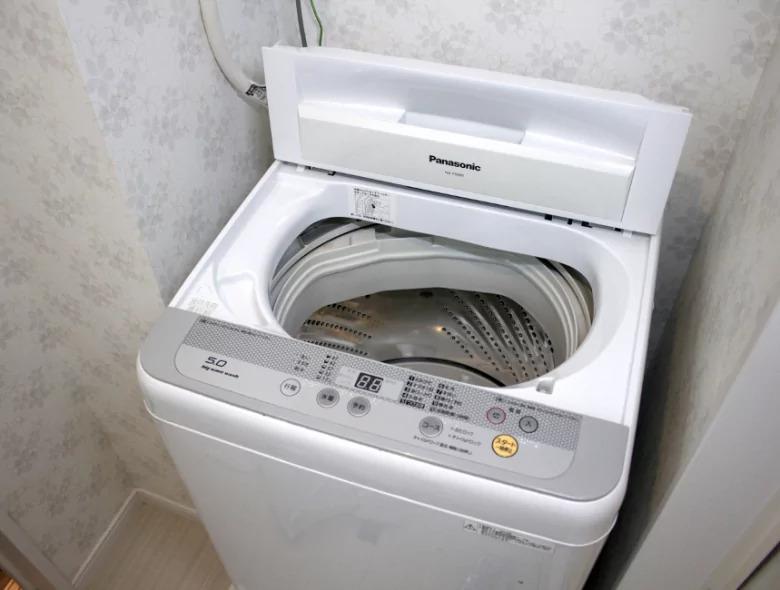 Homem Japonês Preso por Girar Menina de 3 Anos em Máquina de Lavar