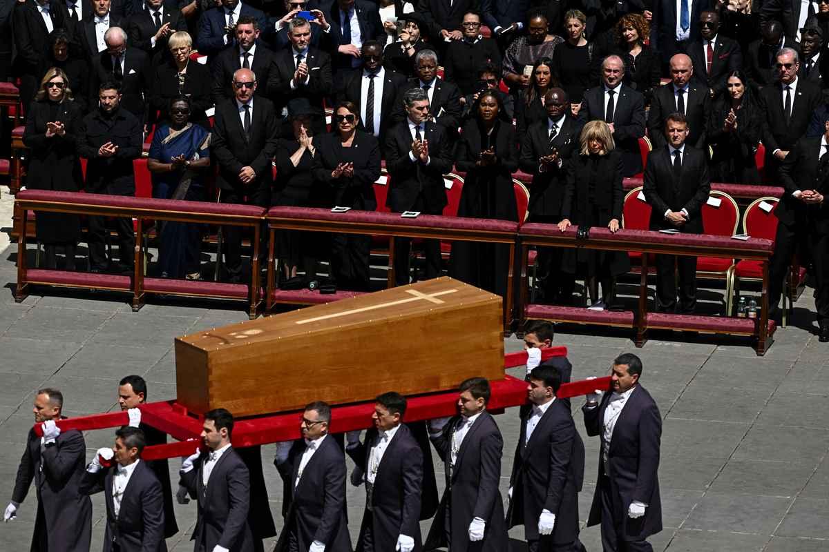 Milhares se despedem do Papa Francisco em funeral histórico no Vaticano