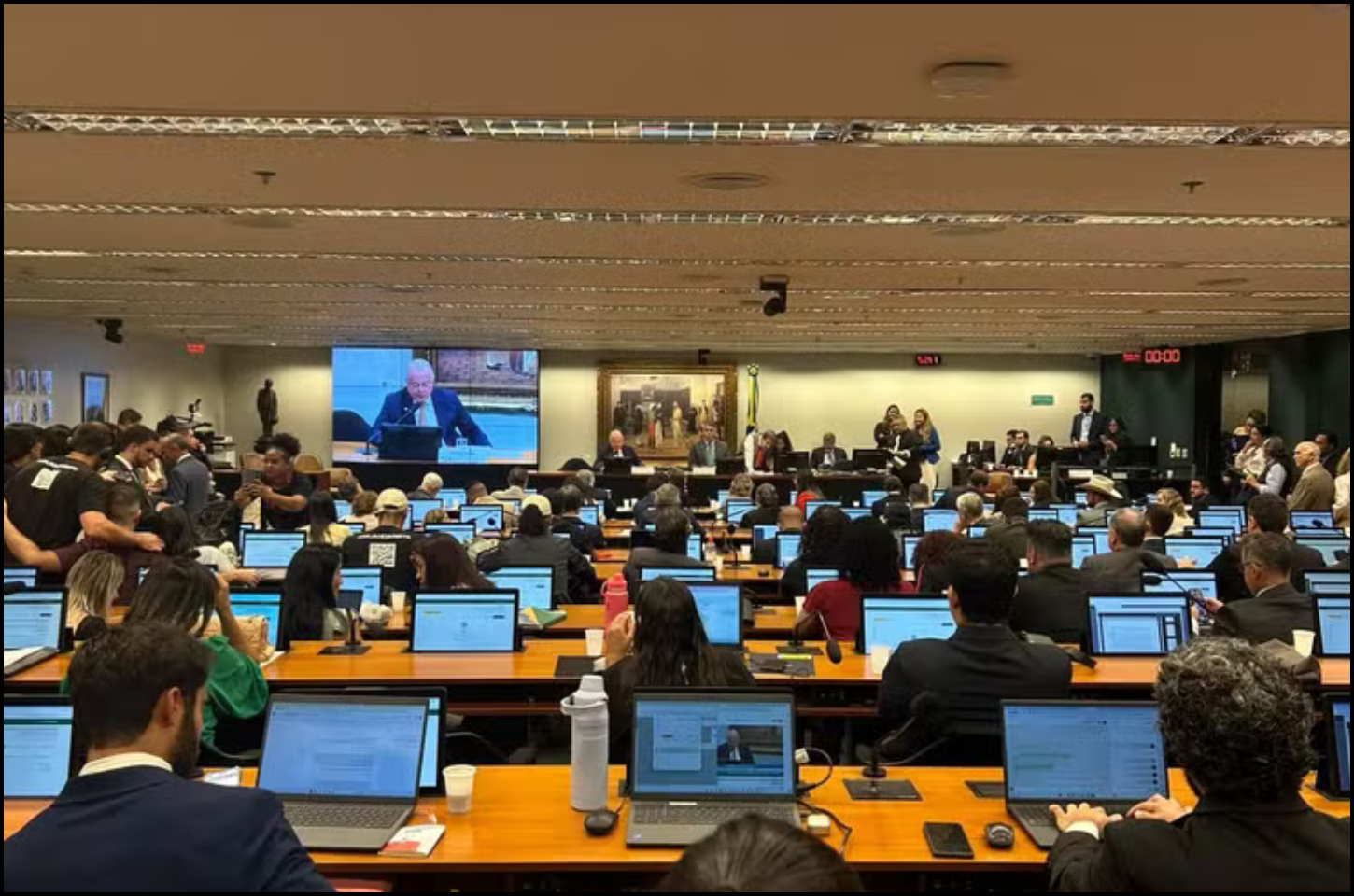 CCJ aprova fim da escala 6x1 e proposta segue para nova etapa no Congresso