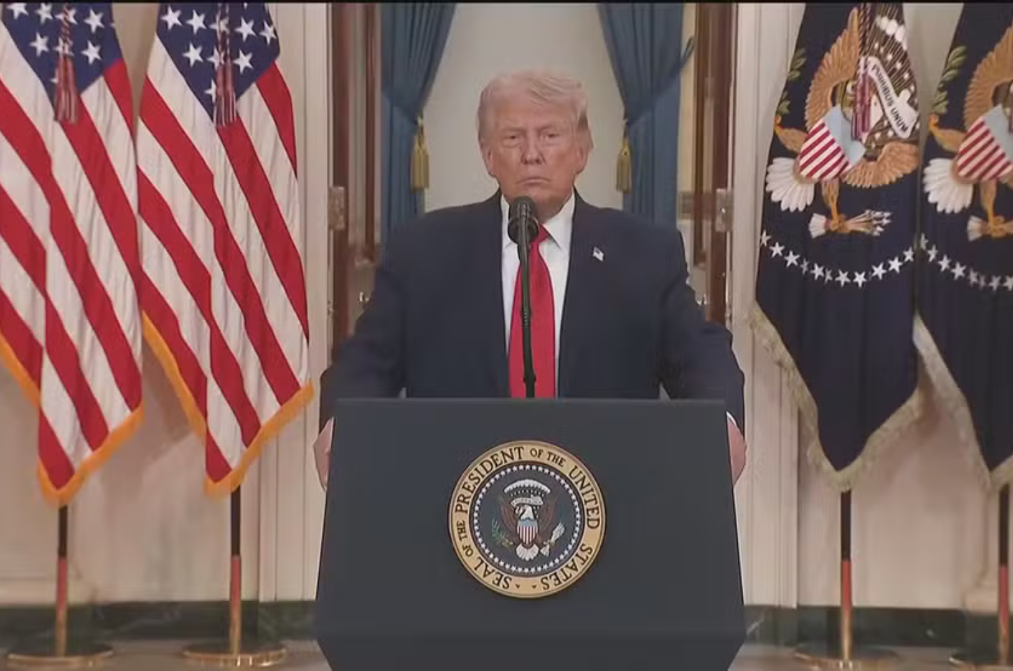 Trump dá ultimato ao Irã e ameaça novos ataques por bloqueio no Estreito de Ormuz