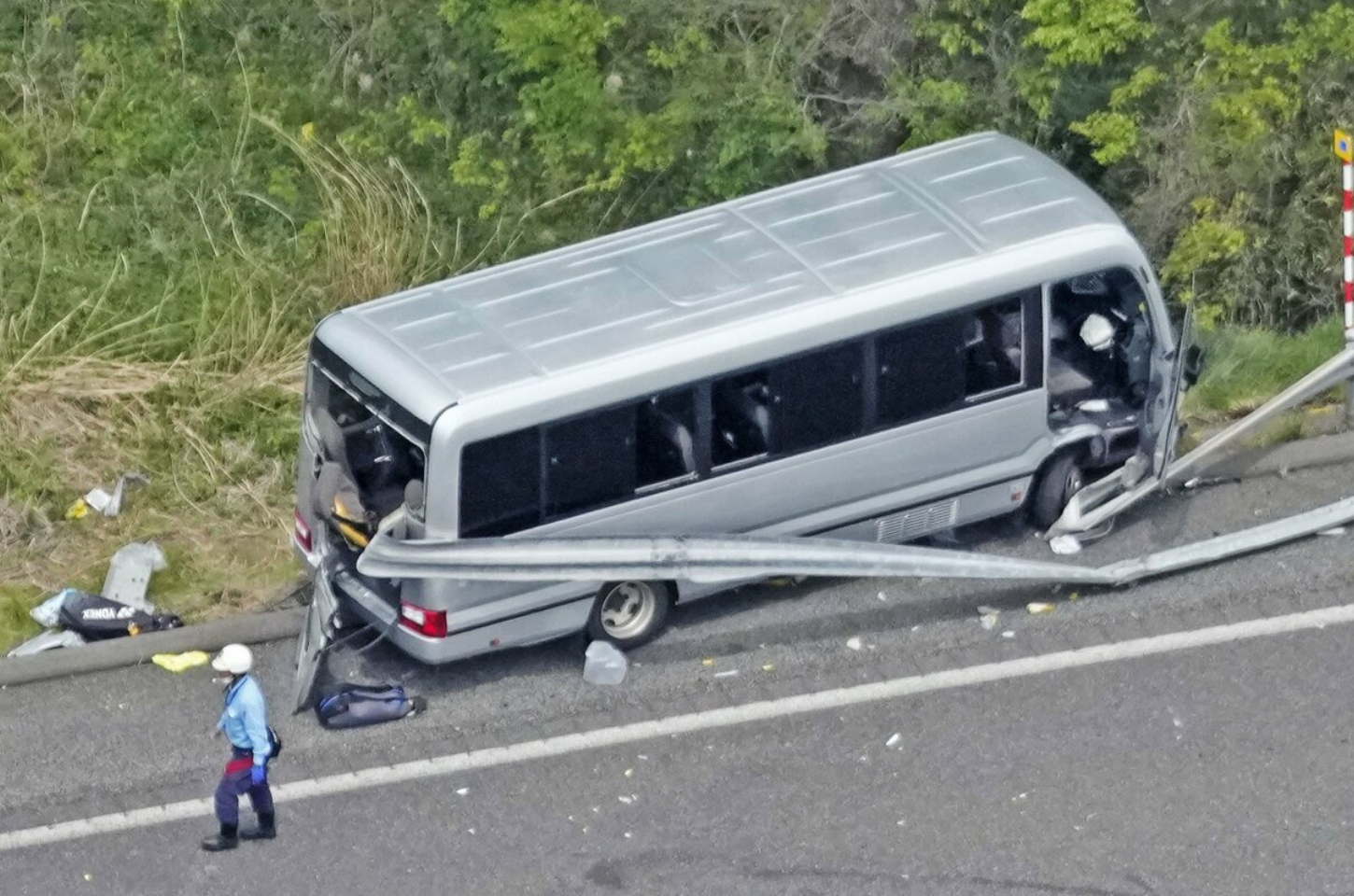 Estudante morre após ônibus escolar colidir contra proteção em rodovia no Japão