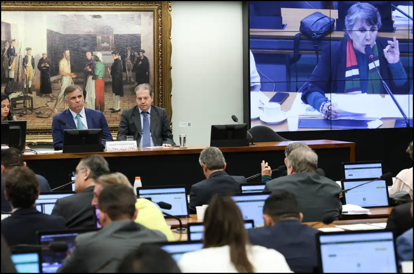 CCJ aprova PEC que reduz maioridade penal para 16 anos