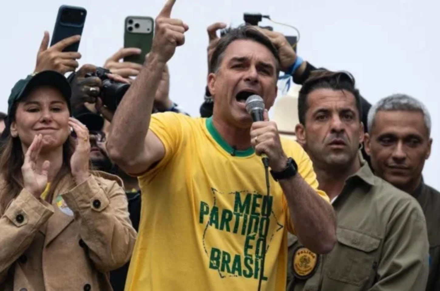 Flávio Bolsonaro chega aos Estados Unidos após derrota nas eleições
