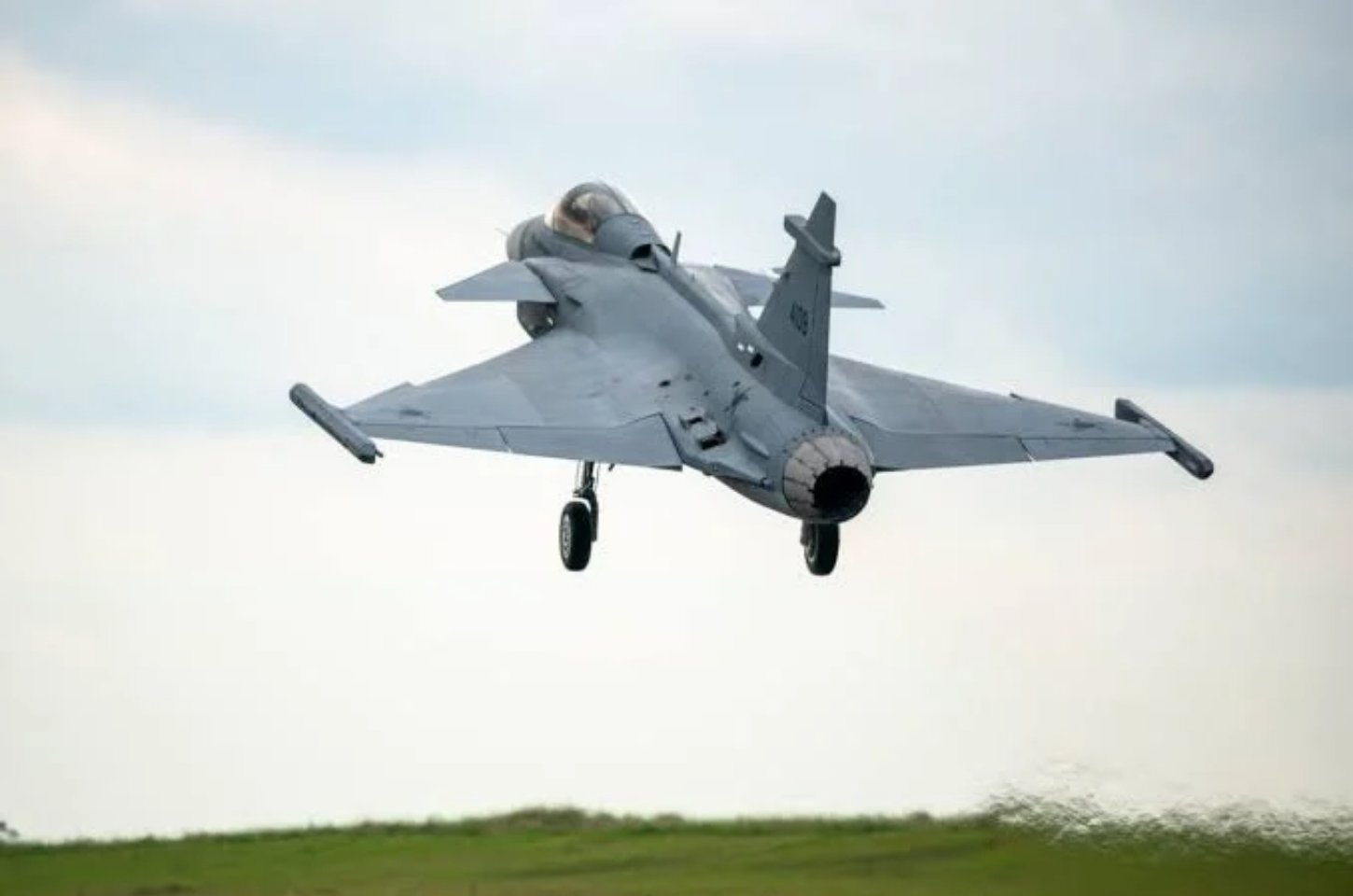 Primeiro caça Gripen produzido no Brasil realiza voo inaugural