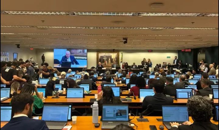 CCJ aprova fim da escala 6x1 e proposta segue para nova etapa no Congresso