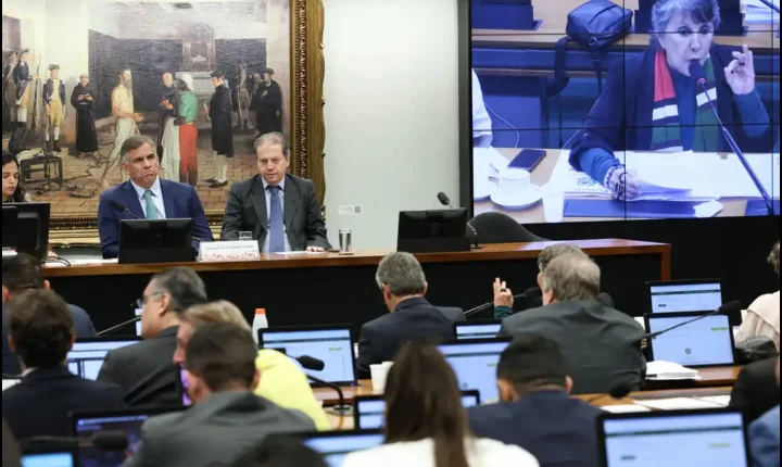 CCJ aprova PEC que reduz maioridade penal para 16 anos