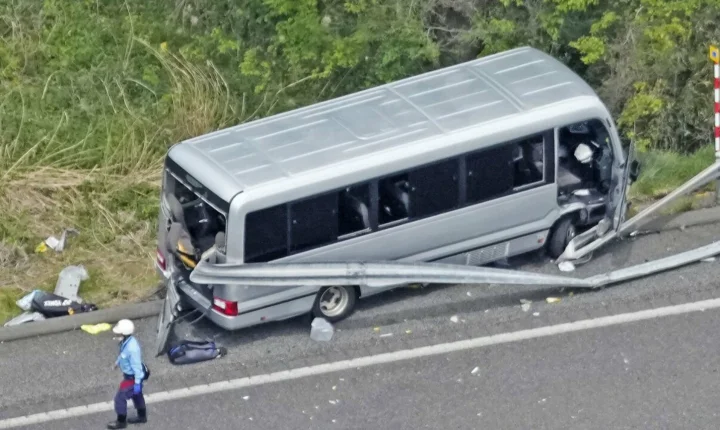 Estudante morre após ônibus escolar colidir contra proteção em rodovia no Japão