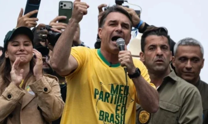 Flávio Bolsonaro chega aos Estados Unidos após derrota nas eleições