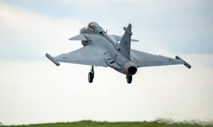 Primeiro caça Gripen produzido no Brasil realiza voo inaugural
