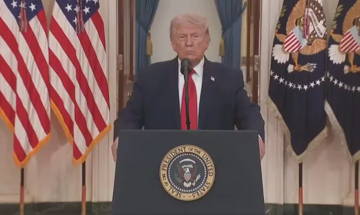 Trump dá ultimato ao Irã e ameaça novos ataques por bloqueio no Estreito de Ormuz